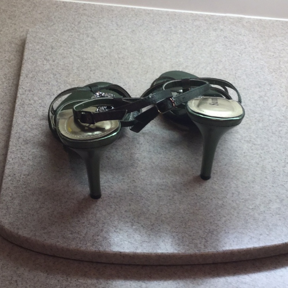 Heels - Picture 3 of 3